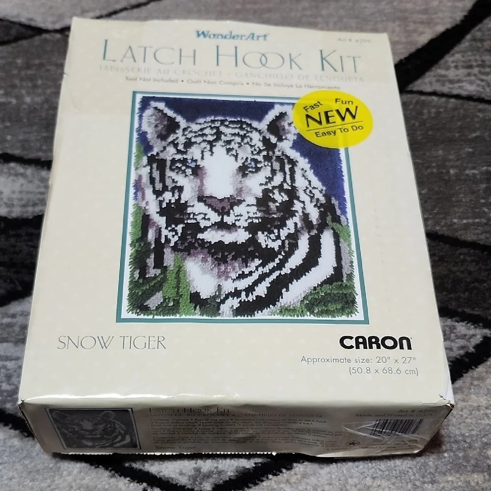 VINTAGE CARON WONDER ART SNOW TIGER LATCH HOOK TAPESTRY/RUG ART KIT
